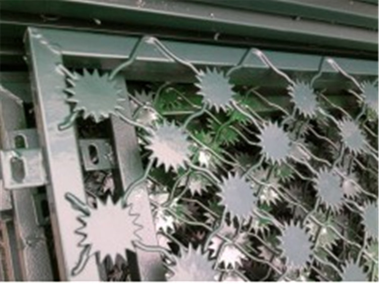 ?西安監(jiān)獄城安裝梅花刺隔離網(wǎng)作為各個(gè)功能區(qū)鋼網(wǎng)墻