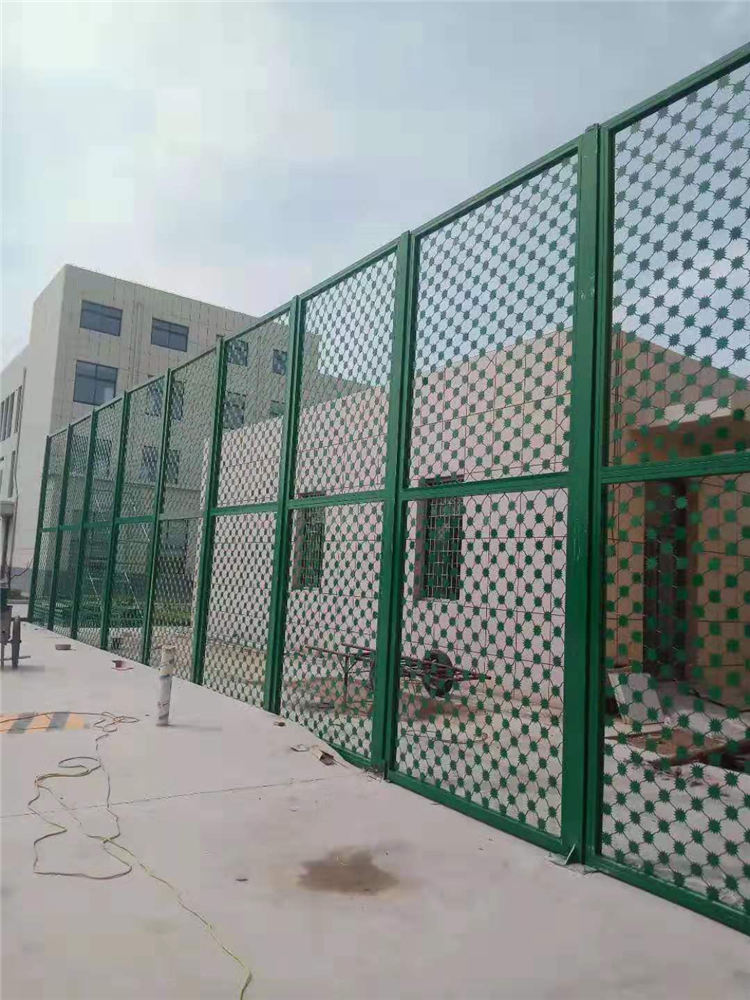 ?西安監(jiān)獄城安裝梅花刺隔離網(wǎng)作為各個(gè)功能區(qū)鋼網(wǎng)墻