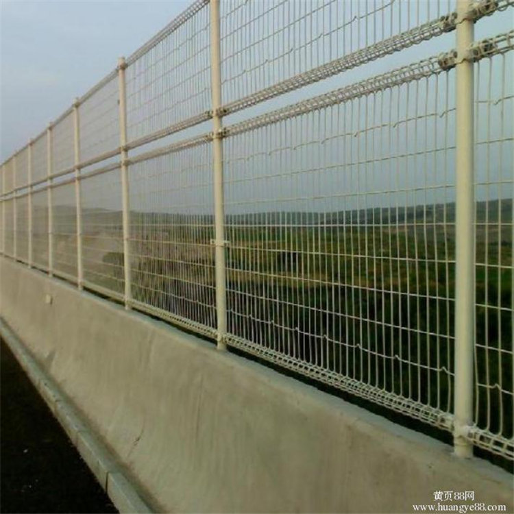  橋梁護(hù)欄網(wǎng)是橋梁上的安全護(hù)欄