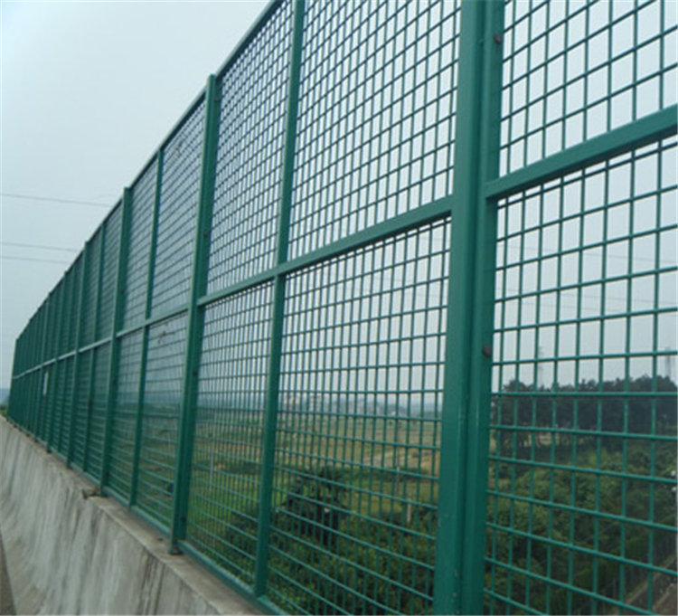  橋梁護(hù)欄網(wǎng)是橋梁上的安全護(hù)欄